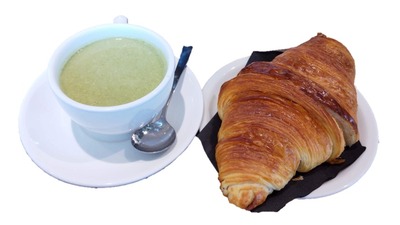 ZEBRA Coffee&Croissant(ゼブラ コーヒーアンドクロワッサン)横浜店のブロッコリースープとクロワッサンの写真