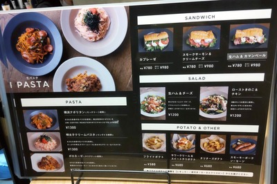 赤レンガ倉庫店のパスタやサラダのメニューがわかる写真