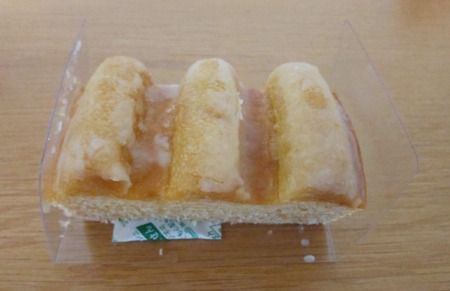 PATISSERIE Strasbourg(ストラスブール)のREYバウムカットを袋から出した写真