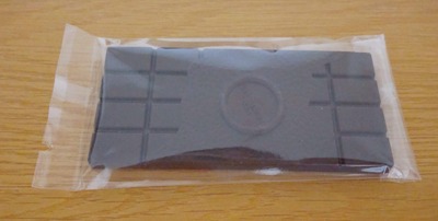 CHOCOLATERIE TAKASUのタブレットノワールを箱から取り出した写真