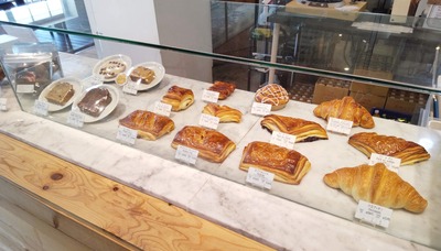 ZEBRA Coffee&Croissant（ゼブラ コーヒーアンドクロワッサン）横浜店のショーウインドウの写真