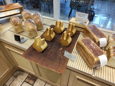 FRESHNESSパン工房の食パン売り場の写真