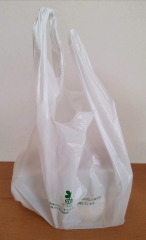スイーツファクトリーの商品を渡される袋の写真