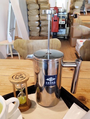 ZEBRA Coffee&Croissant(ゼブラ コーヒーアンドクロワッサン)横浜店の本日のコーヒーのフレンチプレスの写真