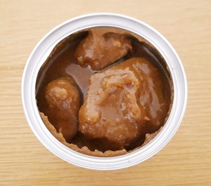 CoCo壱番屋監修さばカレーの缶詰の蓋を開けた写真