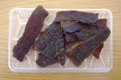 山野井の豚干肉を袋から出した写真