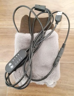 Mia Cat USBウォームグローブの箱から取り出した写真