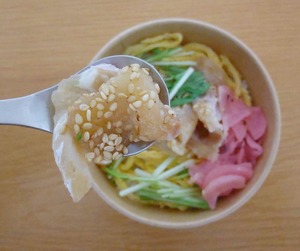 TOUBEIの愛媛県産真鯛のごまだれ漬丼の鯛の写真