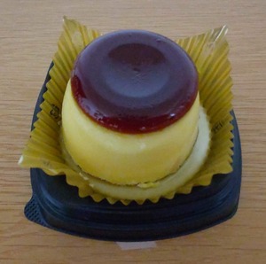 まるでプリンな生カスタードケーキのカバーを外した写真