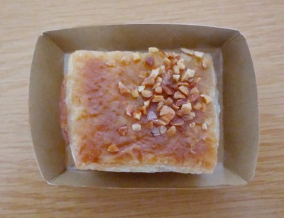 UchiCafeのバクラバ風くるみパイを袋から出した写真