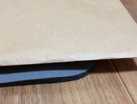 ニトリの珪藻土入りやわらかバスマットに重しを置いた写真