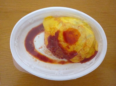 テイクアウトしたラケルのチキンライスのオムライスの写真
