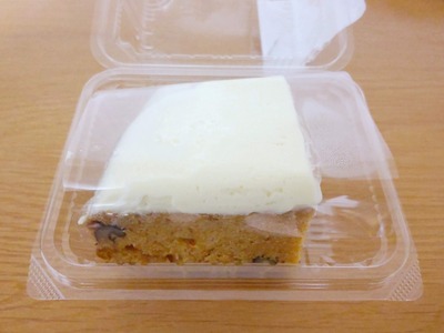 BLUFF BAKARY(ブラフベーカリー)のキャロットケーキの蓋を開けた写真