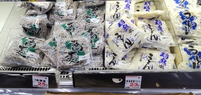 業務スーパーのチルド麺売り場の写真