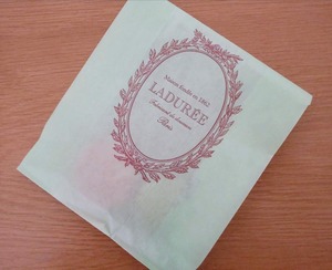 LADUREEのマカロンが入った紙袋の写真