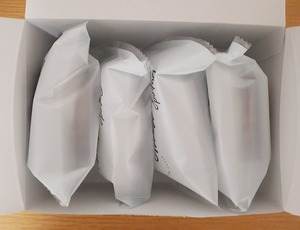 焼マシュマロサンドの箱を開けた写真