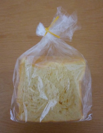 R Bakerの朝から幸せな気分になれる黄色いたまご食パン(ざらめ)の写真