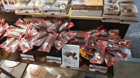CHOCO LABO(ショコラボ)のスティックニブクランチの店頭販売写真