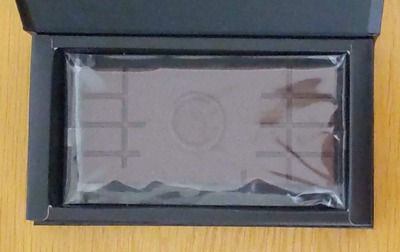 CHOCOLATERIE TAKASUの箱に入ったタブレットノワールの写真