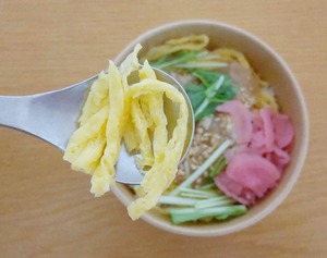 TOUBEIの愛媛県産真鯛のごまだれ漬丼の錦糸玉子の写真