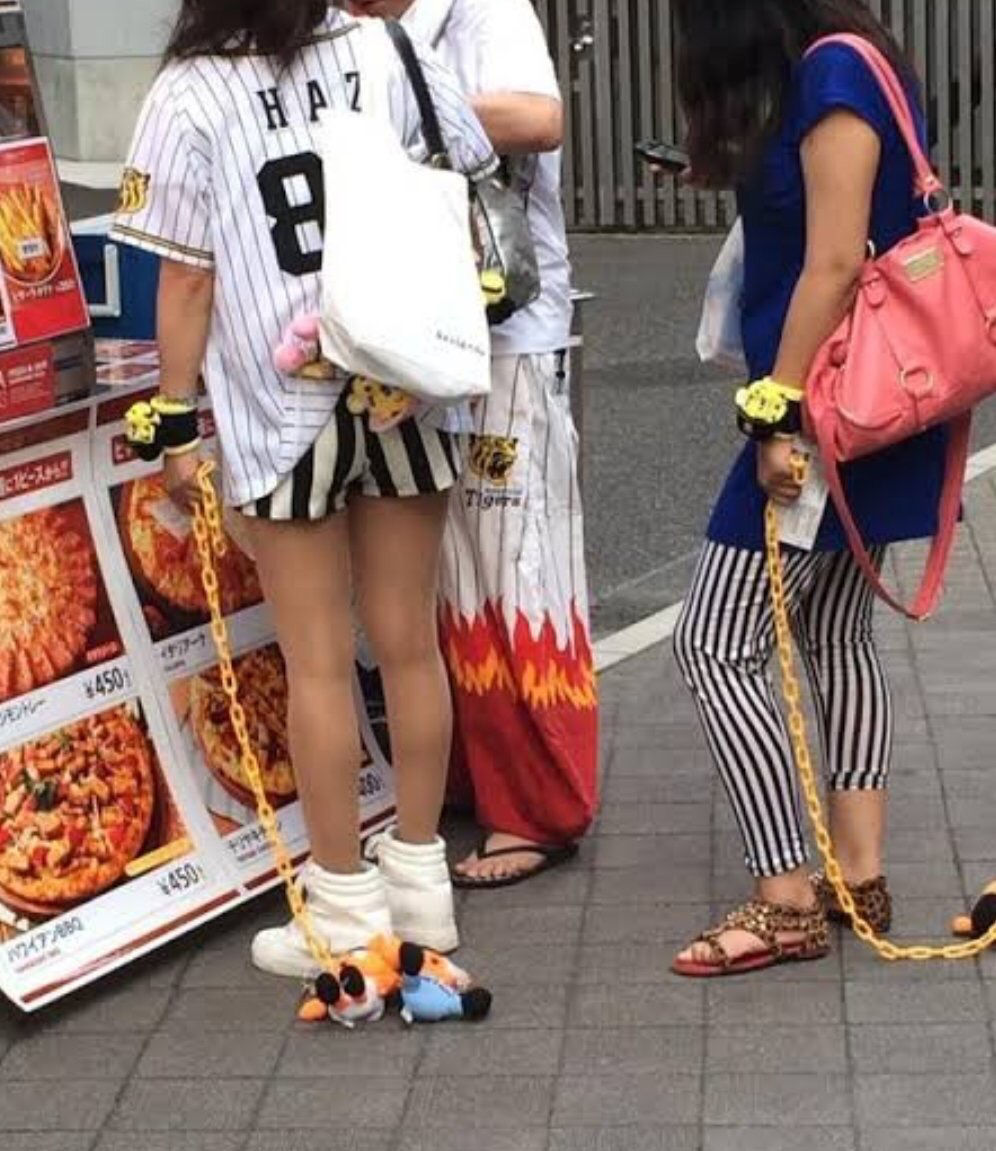ジャビットくん人形を引きずる阪神ファン 虎 Lucky ジャビットくん人形を引きずる阪神ファン 虎 Lucky