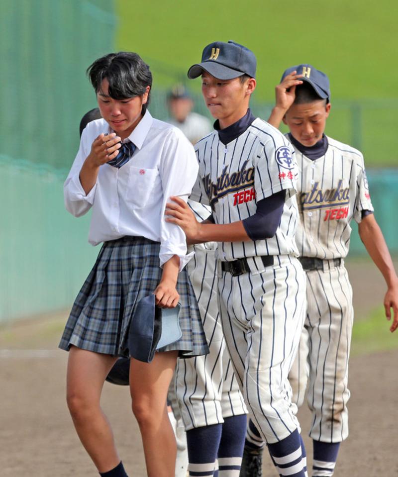 悲報 野球部マネージャーさん 選手を差し置いてベンチでめちゃくちゃ寛いでしまう 虎 Lucky