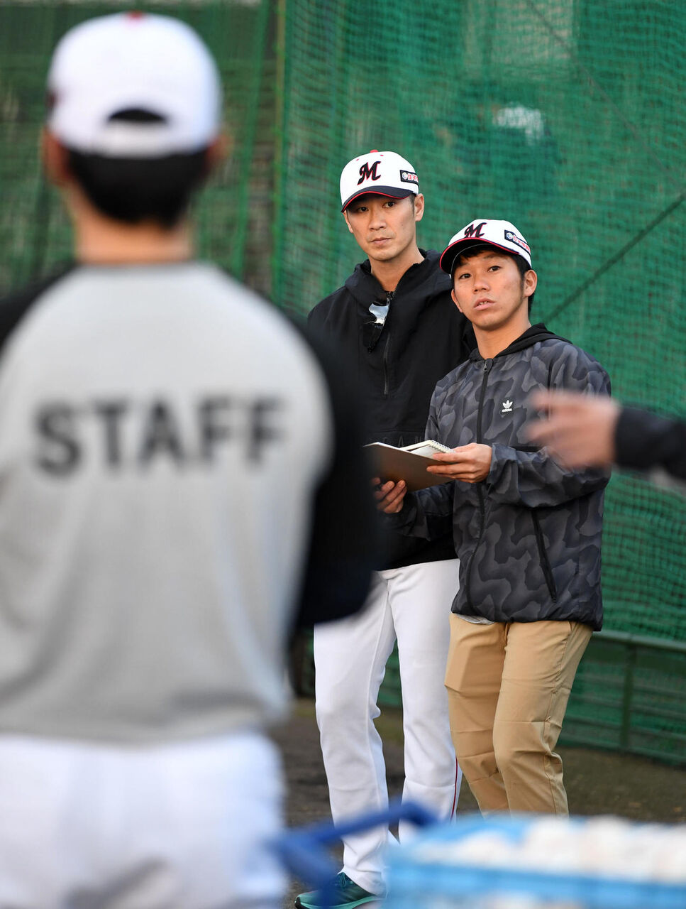 西岡剛が裏方で古巣キャンプに登場 用具の片付けなど 練習補助員 虎 Lucky 西岡剛が裏方で古巣キャンプに登場 用具の片付けなど 練習補助員 虎 Lucky