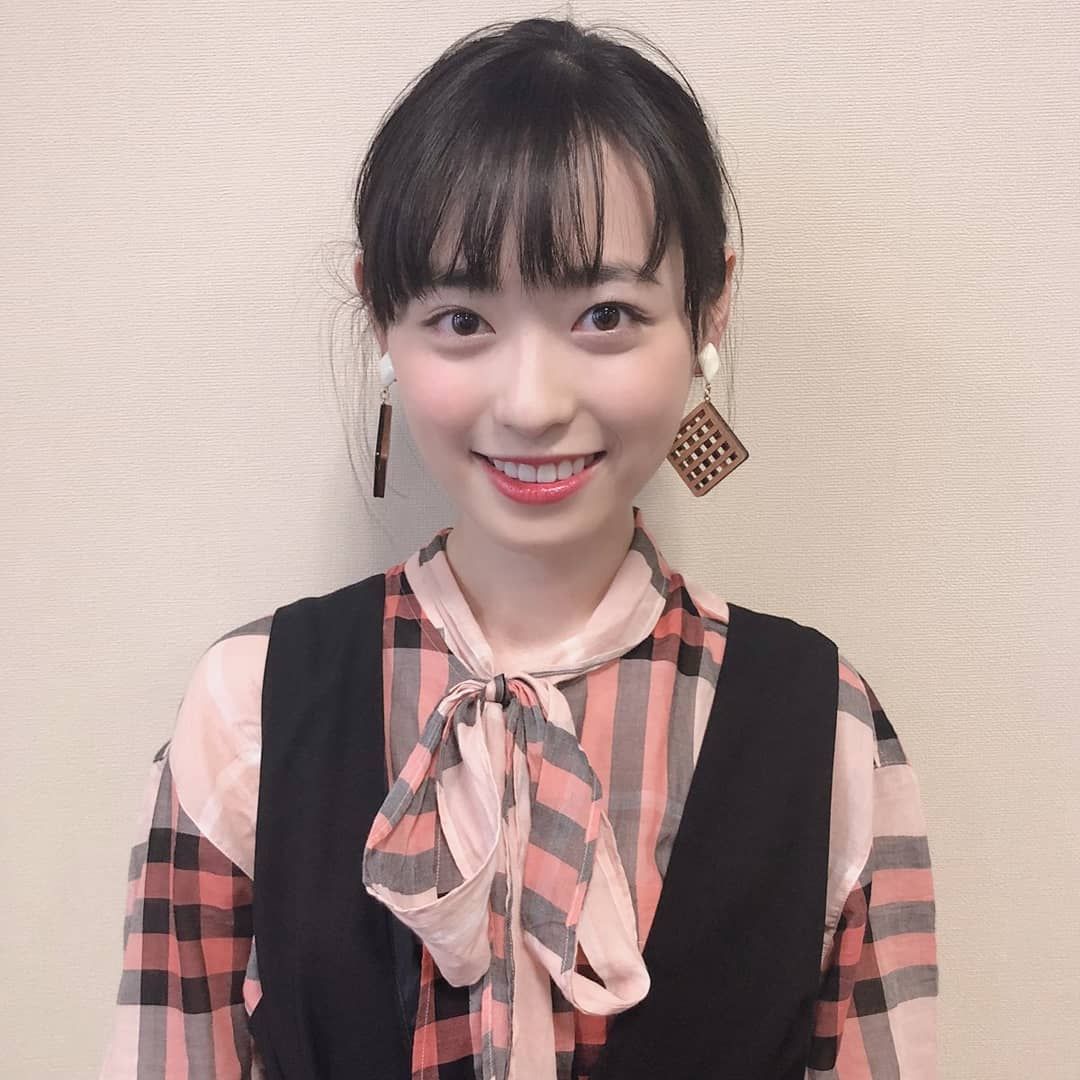 女優 福原遥 お団子ヘアで うっとり顔 大口 には あご出てるから気をつけて と フルグラ 新ｃｍ 虎 Lucky