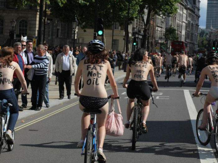 全裸でロンドン市内をサイクリング 世界ネイキッドバイクライド じいじ美女大好き 全裸でロンドン市内をサイクリング 世界ネイキッドバイクライド じいじ美女大好き