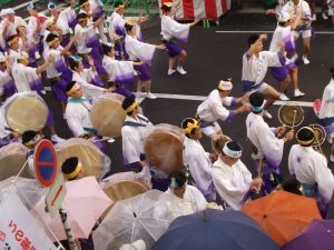 太鼓をビニール袋で包んでいます