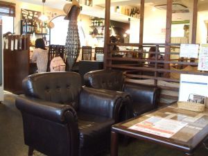 ソファー席もあれば、テーブル席もあれば、カウンター席もあり。結構そのへんは、いい意味で乱雑