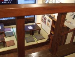 ちょっと写真に写ってないが、角っちょに小さいカーブミラーがあり、キッチンからは２階部（死角）がみえるようになっている