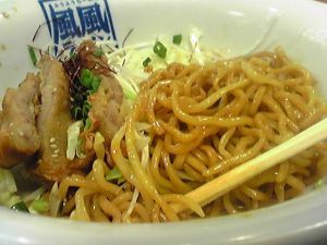 チェーン店らしくて、風風ラーメンのHPを見てみたら、「バンザイめん」が載ってなかったんです。高円寺だけの特別メニューなのかなあ。。??