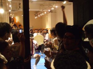 ちなみにこのお店はアマンガール。美容室です。お店の中にブルーシートを敷いて、