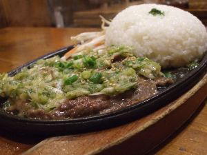 量は多すぎず、少なすぎず。ちょうどいいかも。どうでもいい話ですが僕はこれを箸で食しました。日本人は箸ですよ。
