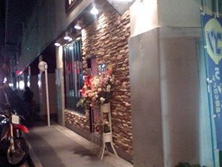 基本的にこの店、外から見えるんです。この前 すごい仮装集団がリハをやってて度肝を抜かれました。グループ魂並みです。