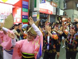 踊っている人は楽しそうです。まじで。だから観てる方も楽しくなります