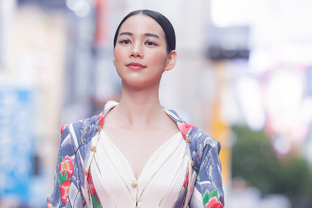 のん、春を感じる爽やかな撮影オフショットにファン歓喜！美しく開花宣言 : いろいろまとめ記事チャンネル