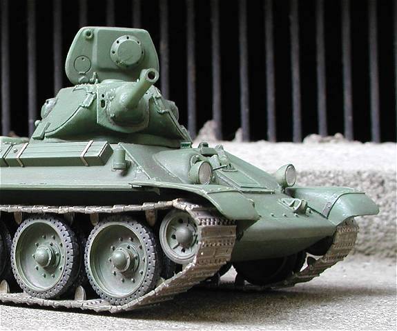 レア タンクデサント タミヤ 1/35 T34/85 完成品 人形６体付き レア タンクデサント タミヤ 1/35 T34/85 完成品 人形6体付き