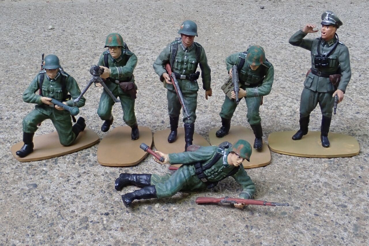 ドイツ軍フィギュア ◉GERMAN INFANTRY 1939〜1945（AIRFIX 1/32） 1/35とはガタイが違う