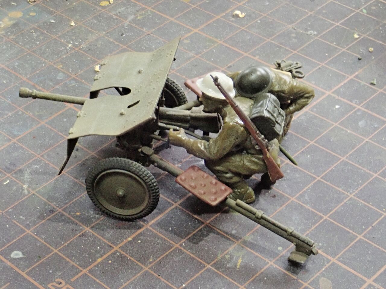 T M のプラモmuseum Tamiyaの6ポンド砲のフィギュアをレストア中