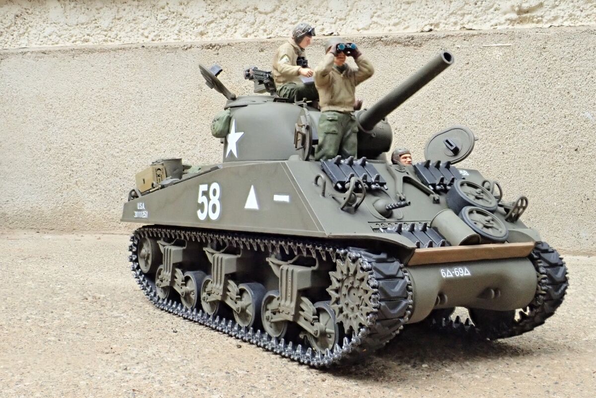 米軍M4A3シャーマン105mm榴弾砲搭載(突撃支援)冬季バージョン仕上げ 1/35 アメリカ M4A3 シャーマン 105mm榴弾砲搭載型（突撃支援）【35251