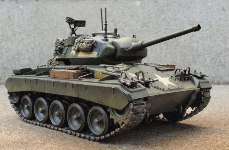 米・M24チャーフィー軽戦車(大戦型) + 戦車兵4体 (プラモデル
