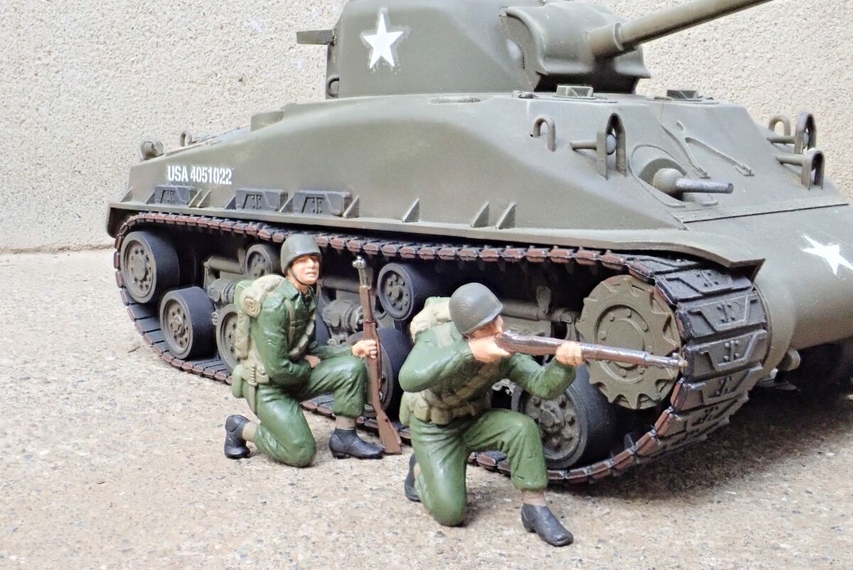 タミヤ　1/35 　M4シャーマン　戦車兵1体 101空挺師団兵7体 完成品 花金だ！仕事帰りに買うプラモ。誰でも思いっきり楽しめる最高の