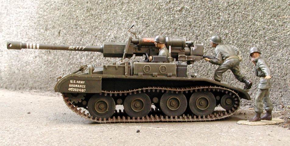 ドラゴン1/6女性兵士と同スケールのスコーピオン軽戦車かシュリダン戦車？のセット ドラゴン1/6女性兵士と同スケールのスコーピオン軽戦車か