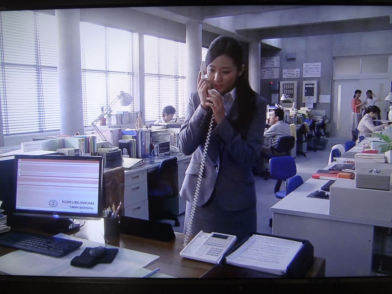 黒の女教師 痴漢サギ 必殺学園愚か者 を蹴り倒す 第3話 ぱ す た い む