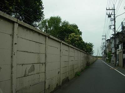 毎日がレビュー 日産村山工場跡地の壁
