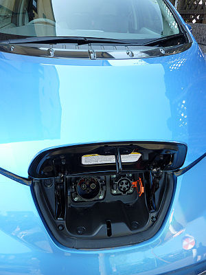 10日産リーフの給電口(?)