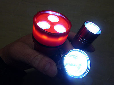 100円LED懐中電灯点灯中