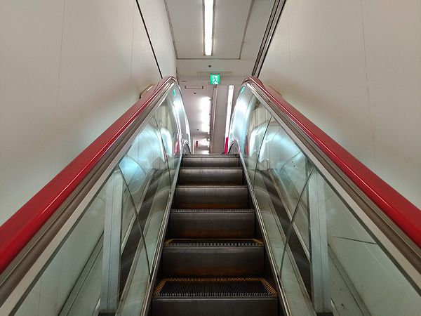 西友所沢駅前店のエスカレーター